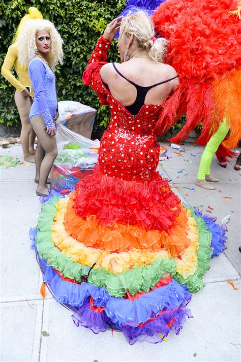 Drag Queen Nel Gay Pride Parade Del Vestito Dallarcobaleno Fotografia