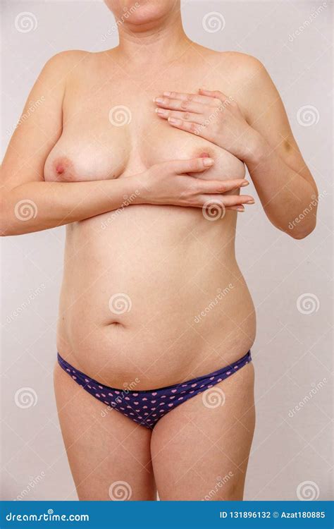 Exames Excessos De Peso Nude Caucasianos De 30 Anos Da Mulher Seu Peito