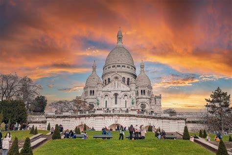 Mágica Puesta De Sol Sobre La Catedral Del Sacré Coeur Con Turistas Y