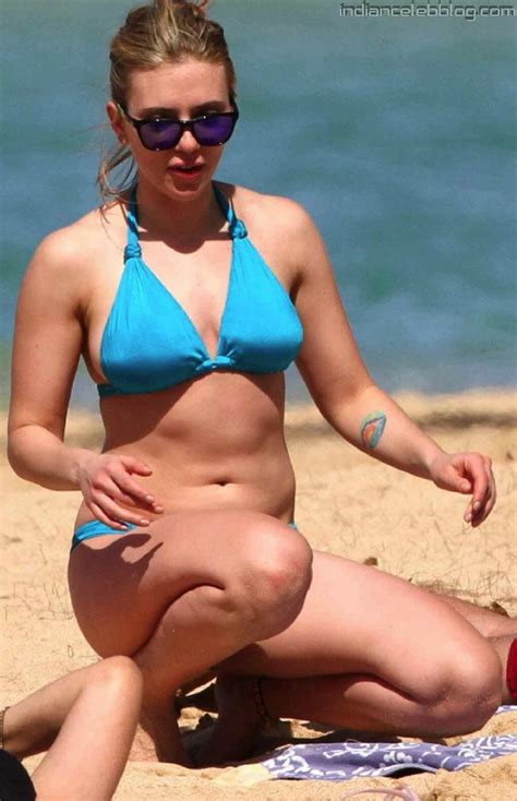 Scarlett Johansson Beach Candid A Hot Bikini Paparazzi Photo Indiancelebblog Com