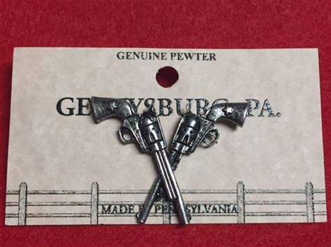 CROSSED PISTOLS PEWTER LAPEL PIN HAT TAC NEW Gettysburg Souvenirs Gifts
