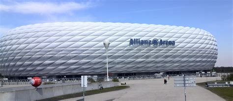 The allianz arena is a football stadium in munich, bavaria, germany with a 75,000 seating capacity. Vor zehn Jahren wurde die Allianz Arena fertiggestellt ...
