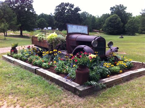 Very Old Truck Turned Into A Flower Garden Rustic Landscaping Home