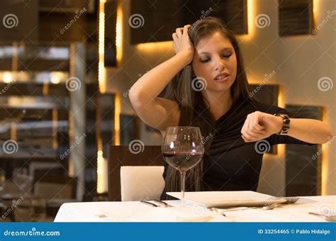 La Mujer Hambrienta Está Esperando En Un Restaurante Imagen De Archivo Imagen De Hermoso