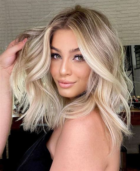 Medium Length Hairstyle With Blonde Highlights Blonde Hair Shades