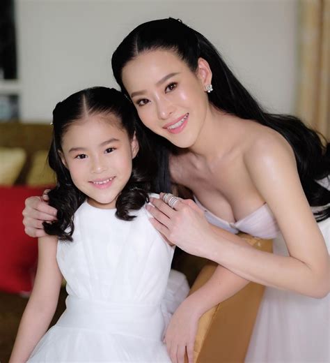 ที่ผมตกใจ คือ ไฮโซลูกนัท ธนัตถ์ ธนากิจอำนวย ถึงกับยกมือไหว้ขอโทษณัฐวุฒิ ใสยเกื้อ และณัฐวุฒิ รับไหว้พร้อมยิ้มที่มุมปาก. เก่งเหมือนพ่อแม่ 4 ลูกดาราพูดเพราะน่าฟัง สอบผ่านหน้าที่ ...