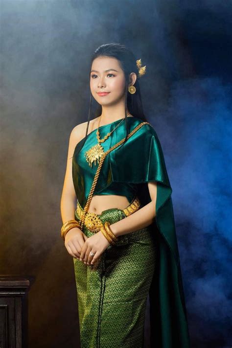 🇰🇭 Beautiful Girl Wearing Cambodia Ancient Dress 🇰🇭 Cambodia Traditional Costume Thai Silk