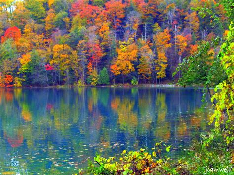 Beautiful Colors Reflected In The Water At Green Lakes State Park