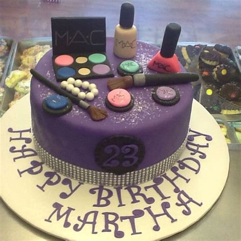 Makeup cosmetics box cake | pastel caja de maquillaje. Make Up Themed Cakes / Make Up Cake Ideas