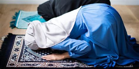 Cara Turun Sujud Lutut Atau Tangan Dulu