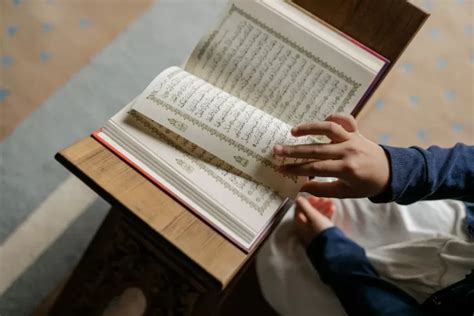 4 Adab Yang Sering Dilupakan Ketika Membaca Al Quran Umat Islam Wajib