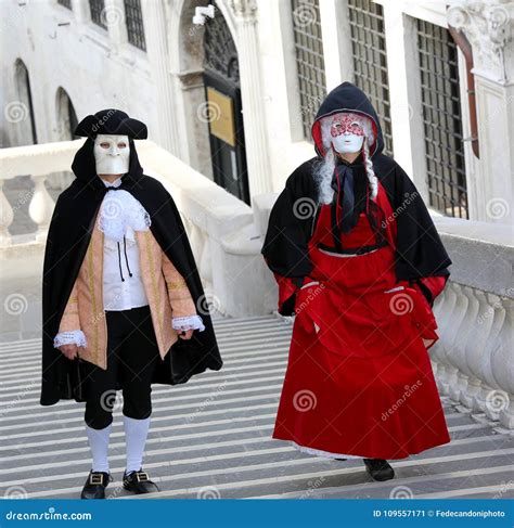 Venice Italy February 5 2018 Masked Lovers Walk On The Step