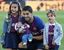 La felicidad de Luis Suárez posando por primera vez en el Camp Nou con ...