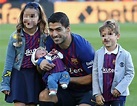 La felicidad de Luis Suárez posando por primera vez en el Camp Nou con ...