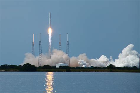 Americaspace Photo Of The First Flight Of Spacex Falcon 9 Rocket From
