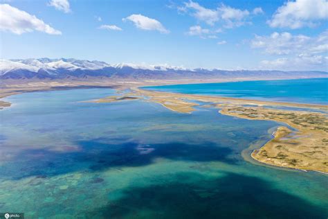 Qinghai lake or ch'inghai lake, also known by other names, is the largest lake in china. 航拍青海湖秋日风光 祁连雪山映衬景致如画