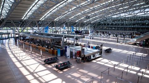 Corona test in hamburg in nur 5 minuten. Corona-Einbußen: Flughafen Hamburg macht Terminal dicht ...