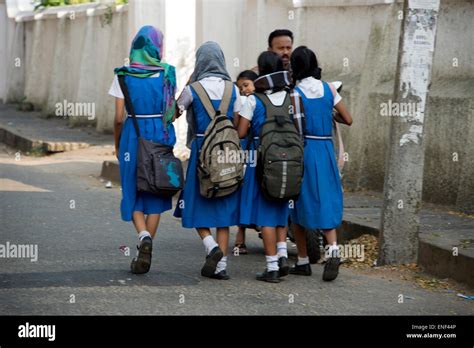 Eine Gruppe Von Schülerinnen Heimweg Von Der Schule In Fort Cochin Cochin Kochi Kerala