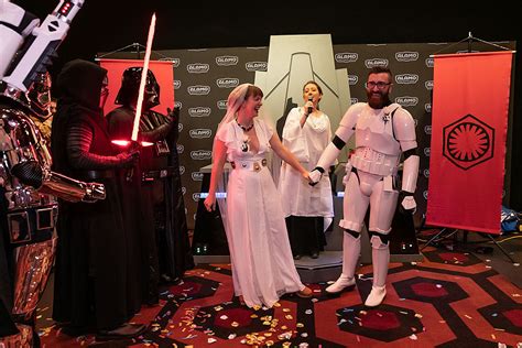 ‘star Wars Fans Got Married At A ‘rise Of Skywalker‘ Screening