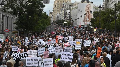 Miles de madrileños se lanzan a la calle para defender el modelo de