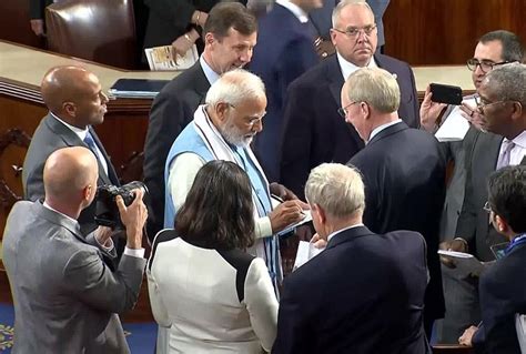 Watch Us Lawmakers Click Selfies With Pm Modi Line Up For Autographs