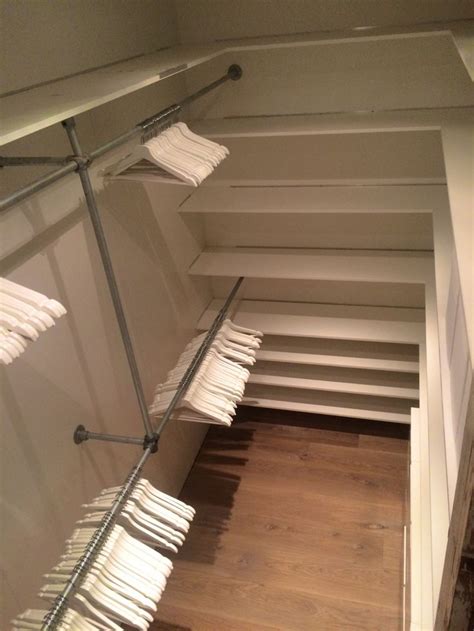 Despite having mentioned not having a walk in pantry, most of these ideas are for a larger pantry. Walk in closet. DIY. Steigerbuizen. Witte planken ...