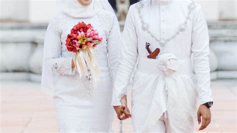 Ijab qabul digunakan dalam pernikahan yaitu ucapan dari orang tua atau wali mempelai wanita untuk menikahkan putrinya kepada sang calon. Perlukah Lafaz Nikah Dijawab Dalam Satu Nafas