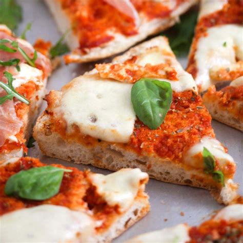 Easy Margherita Flatbread Pizza Recipe