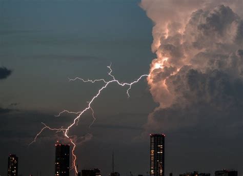 A Striking Photo Of An Enormous Cumulonimbus Cloud Over Tokyo By