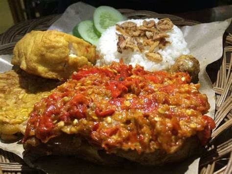 Makanan sederhana ini pas dinikmati bersama nasi hangat dan lalapan. 9 Ayam Geprek Paling Enak di Indonesia dengan Rasa Pedas Menampar Lidah Ayam Geprek Paling Enak ...