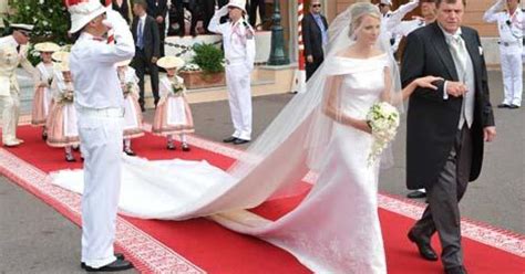 Le magazine succès titrait dans sa parution du 13 juin ''un couple en péril'', alimentant ainsi la rumeur d'une séparation entre le prince albert ii de monaco et la princesse charlène. PHOTOS - Mariage princier à Monaco : admirez la robe de ...