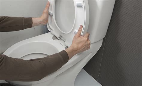 Votre lunette de toilettes papado se nettoie en un clic. Plombier express sur Paris - changement abattant de WC