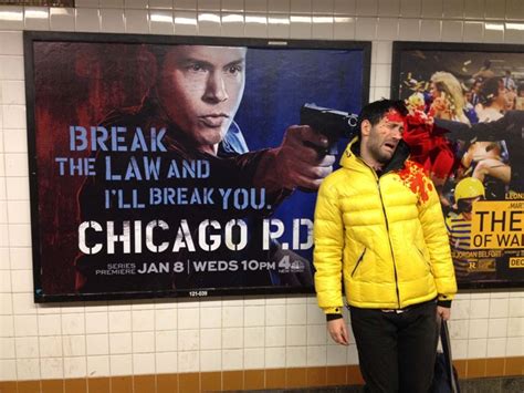INSOLITE Un homme se fait tirer dessus par des affiches de films dans le métro Purebreak
