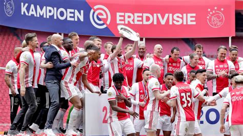 La Preciosa Iniciativa Del Ajax Con Sus Aficionados Y El Trofeo De La