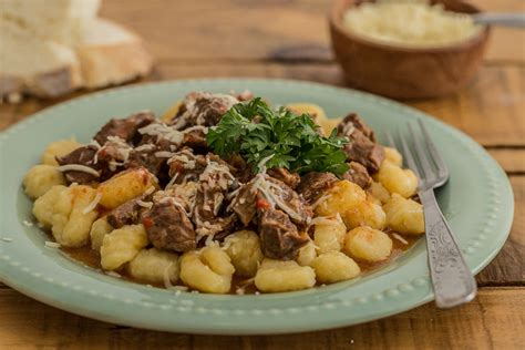 Hacer ñoquis de papa caseros tiene muchas ventajas, además de ser una comida económica, son fáciles y extremadamente ricos. Ñoquis de Papa con Goulash - La Italiana