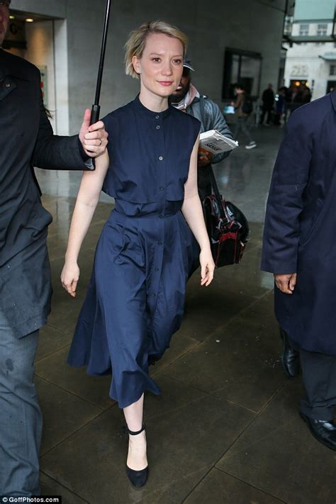 Hinter den spiegeln, alisa iza ogledala, liisan seikkailut. Mia Wasikowska stuns in navy blue dress to promote Alice ...