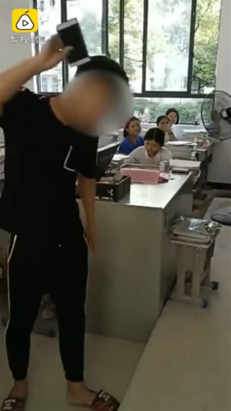 โรงเรียนจีนลงโทษ “นักเรียนแอบใช้มือถือ” โดยให้ออกมา ‘ขว้างลงพื้น จนกว่าจะแตก… catdumb