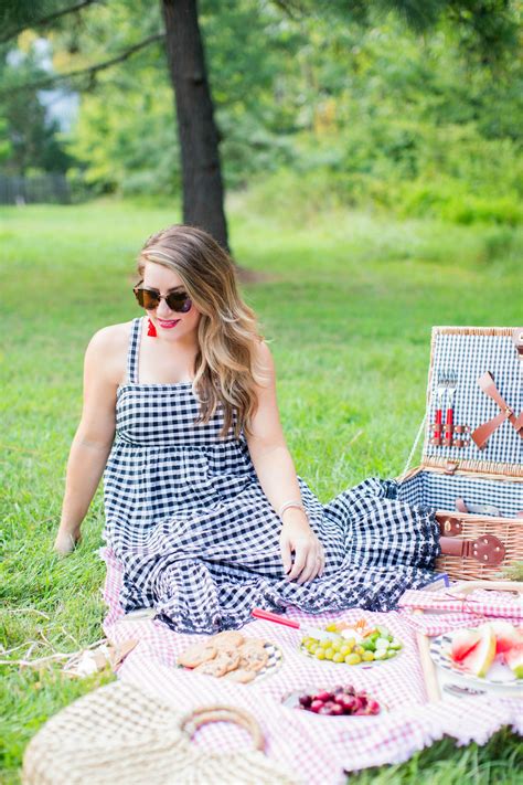 How To Have The Perfect Summer Picnic Coffee Beans And Bobby Pins Picnic Outfits Picnic