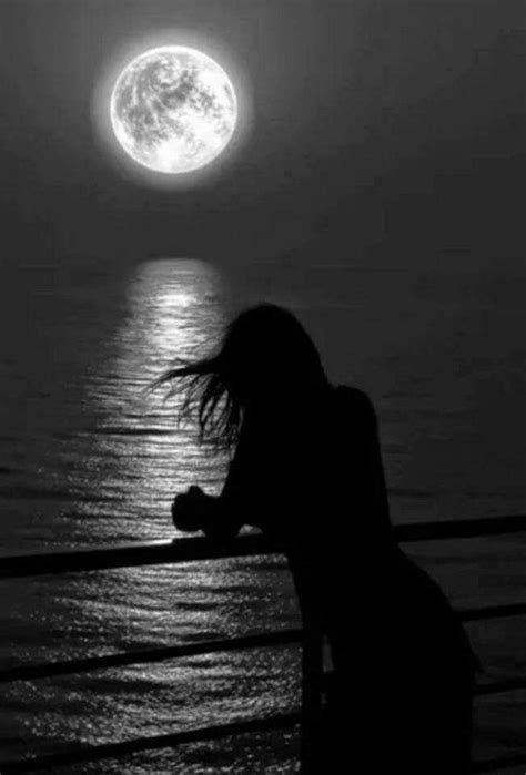 Alone Girl In Moonlight Fotografia Da Lua Imagens Góticas Lindas