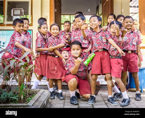 Bali Indonesia Abril 25 2018 Jóvenes Alumnos Feliz Vistiendo Trajes De Escuela Balinesa