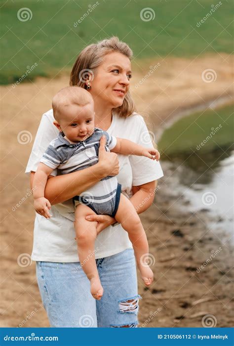 Madre Feliz Sosteniendo Y Abrazando Hijo Foto De Archivo Imagen De