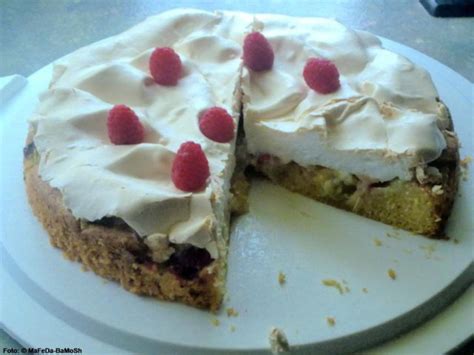 Süßer baiser, luftiger boden und säuerliches, frisches obst machen diesen kuchen zum highlight auf deiner kaffeetafel. Himmlischer Baiser-Kuchen - Rezept mit Bild - kochbar.de