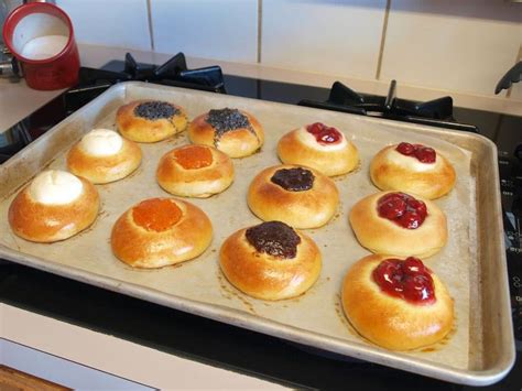 Posýpka má mať konzistenciu sypkých maličkých vločiek. American Cakes: Kolache - Learn the history of Czech ...