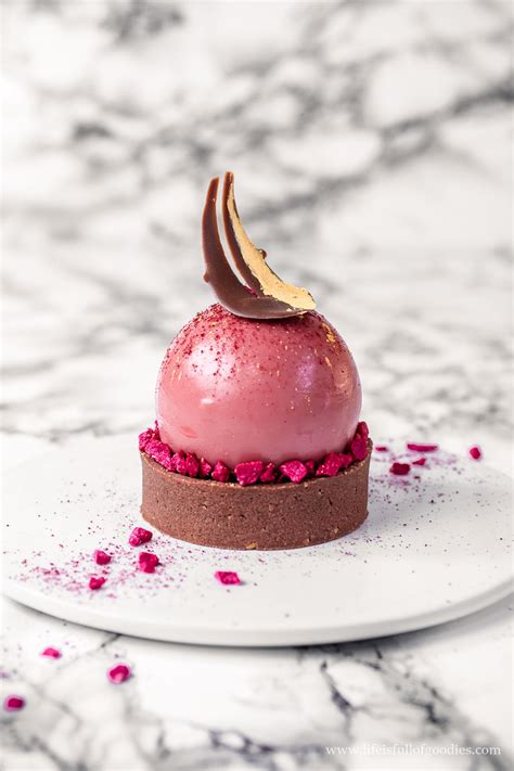 Refrigerate the cake for at least 4 hours or ideally overnight. Erdbeer Schoko Törtchen mit Schoko Panna Cotta Kern ...