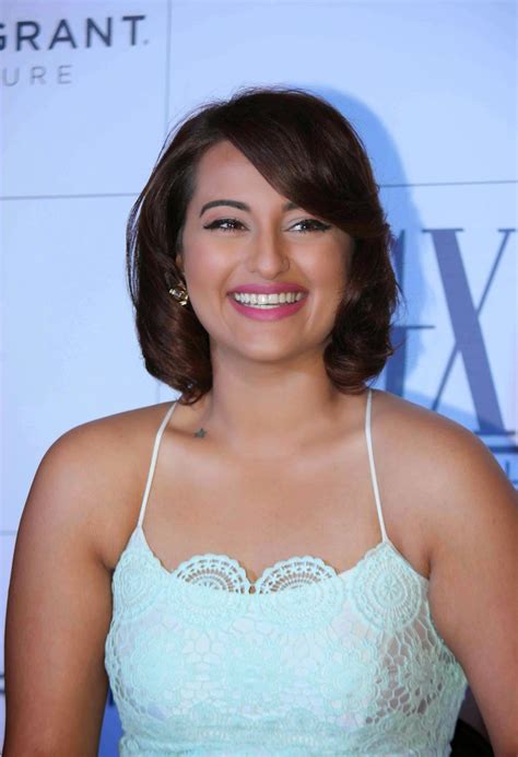 High Quality Bollywood Celebrity Pictures Sonakshi Sinha Looks Super