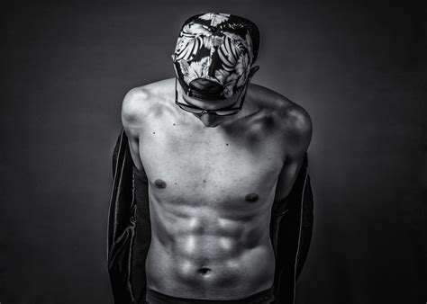 무료 이미지 남자 사람 검정색과 흰색 화이트 사진술 남성 동상 모델 어둠 검은 단색화 팔 적합 근육