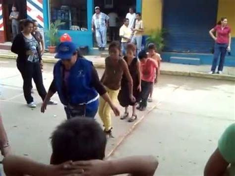 Un niño o niña la lleva, y debe contar en voz alta (del 1 al 50. Juegos Tradicionales Honduras - YouTube