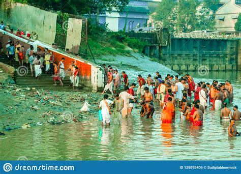 Devotos Que Tomam O Banho Santamente No Rio Ganges Foto Editorial Imagem De Famoso Allahabad