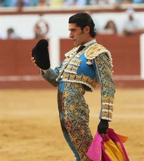 Pin By Suah Lee On 몸입니다 Matador Costume Men In Tight Pants Poses