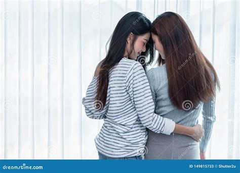 Due Donne Lesbiche Asiatiche Che Guardano Insieme Nella Camera Da Letto La Gente Delle Coppie E